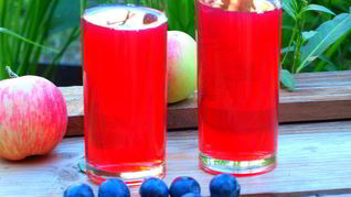 Компот из терна, яблок и ежевики с мятой и лимоном