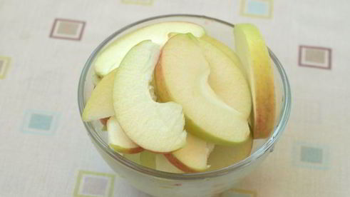 компот из терна, яблок и ежевики с мятой и лимоном