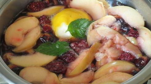 компот из терна, яблок и ежевики с мятой и лимоном