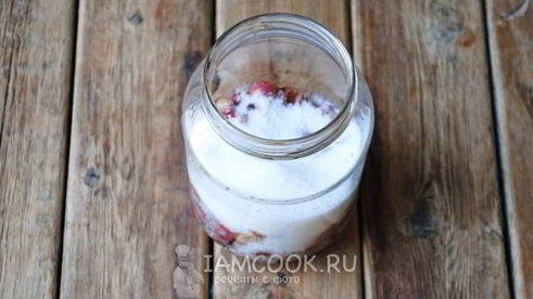 компот из вишни и крыжовника