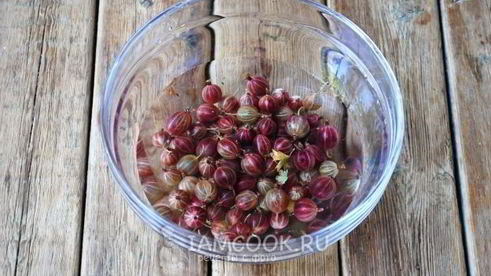 компот из вишни и крыжовника