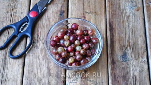 компот из вишни и крыжовника