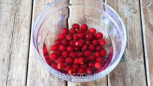 компот из вишни и крыжовника