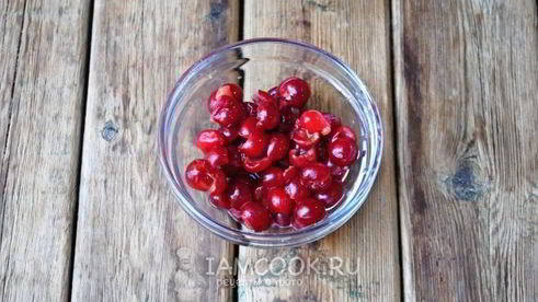 компот из вишни и крыжовника