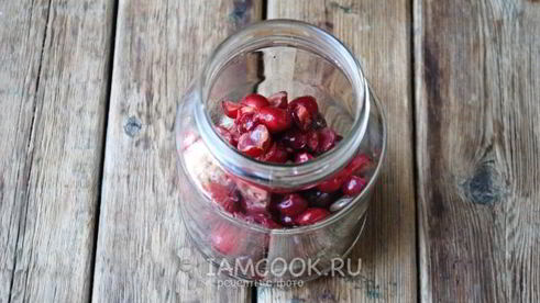 компот из вишни и крыжовника