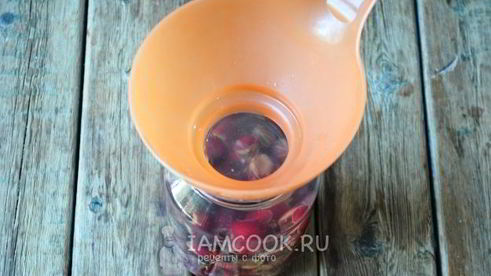 компот из вишни и крыжовника