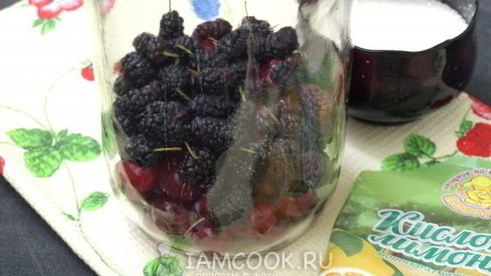 компот из вишни с шелковицей на зиму