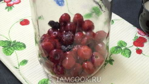 компот из вишни с шелковицей на зиму