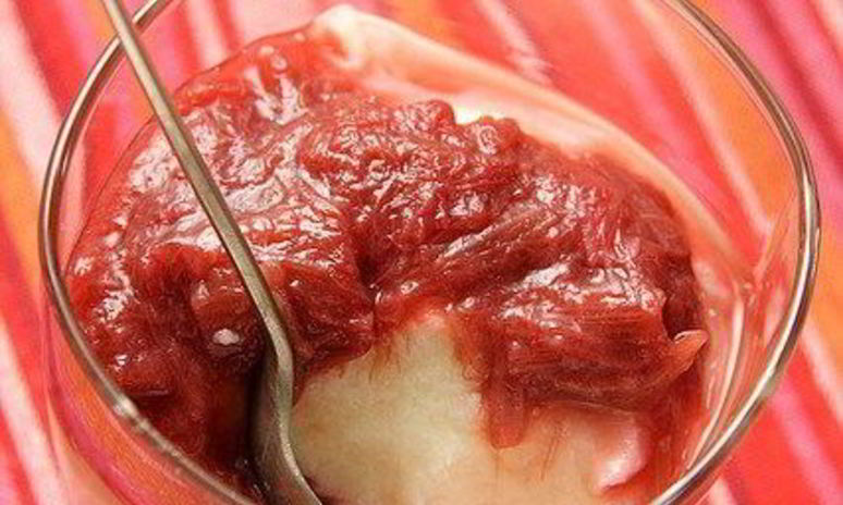 Рецепт манного пудинга с теплым компотом из ревеня