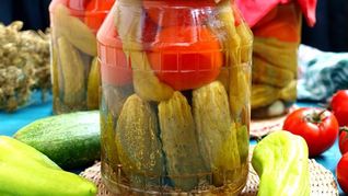 Ассорти помидоры огурцы маринованные