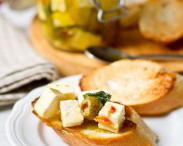 Маринованная фета с оливками