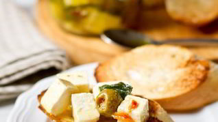Маринованная фета с оливками