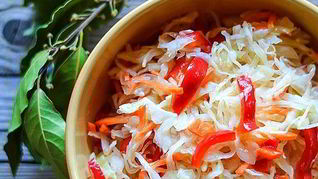 Маринованная капуста с красным перцем