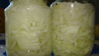 Маринованный лук на зиму полукольцами