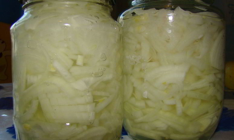 Рецепт маринованного лука на зиму полукольцами