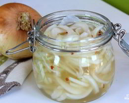 Маринованный лук в уксусе