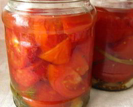 Маринованные дольки помидор с луком и чесноком