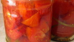 Маринованные дольки помидор с луком и чесноком