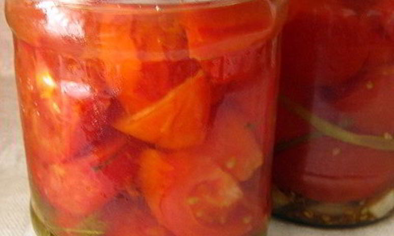 Рецепт маринованных долек помидор с луком и чесноком