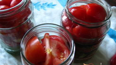 маринованные дольки помидор с луком и чесноком