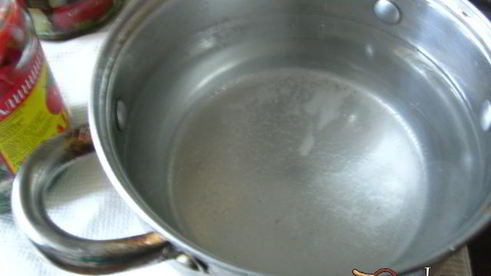 маринованные дольки помидор с луком и чесноком