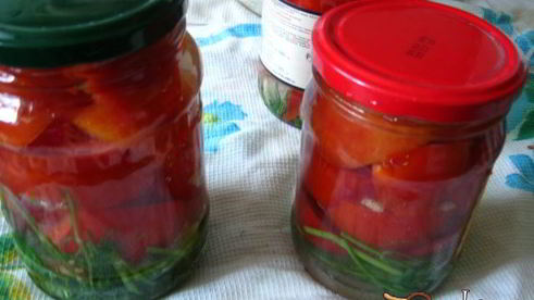 маринованные дольки помидор с луком и чесноком