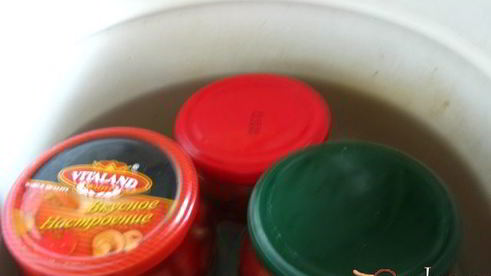 маринованные дольки помидор с луком и чесноком