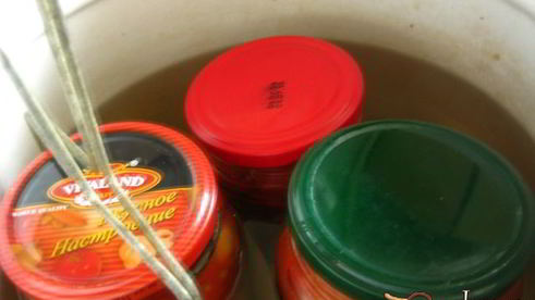 маринованные дольки помидор с луком и чесноком