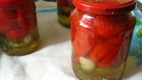 маринованные дольки помидор с луком и чесноком