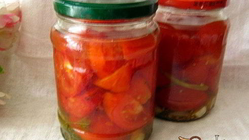 маринованные дольки помидор с луком и чесноком