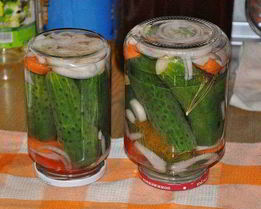 Маринованные огурцы с морковкой и луком
