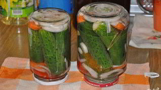 Маринованные огурцы с морковкой и луком