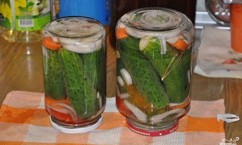 Рецепт маринованных огурцов с морковкой и луком