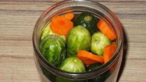 маринованные огурцы с морковкой и луком