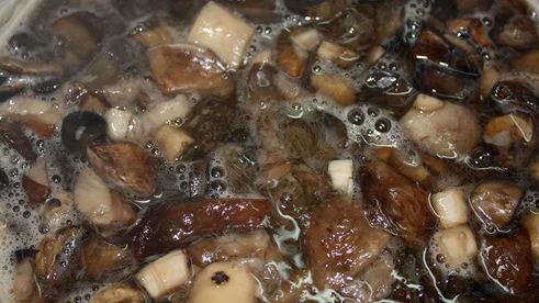 маринованные подосиновики и белые грибы