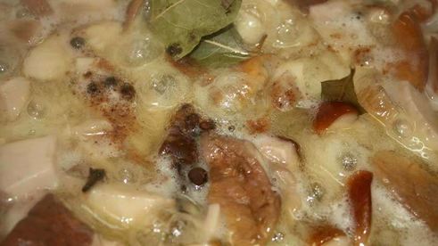 маринованные подосиновики и белые грибы