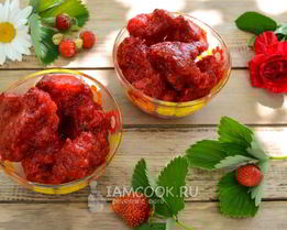 Перетертая клубника с сахаром, замороженная на зиму