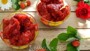Перетертая клубника с сахаром, замороженная на зиму
