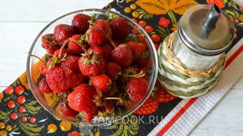 перетертая клубника с сахаром, замороженная на зиму