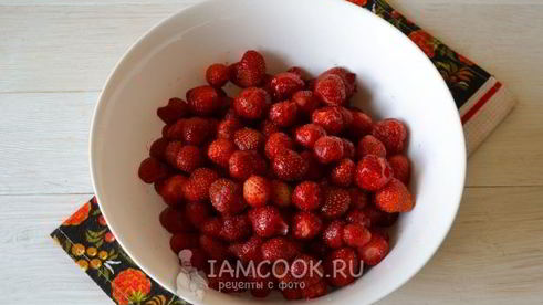 перетертая клубника с сахаром, замороженная на зиму