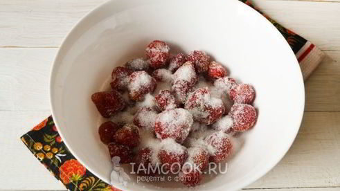 перетертая клубника с сахаром, замороженная на зиму