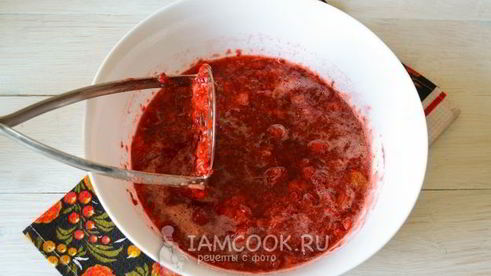 перетертая клубника с сахаром, замороженная на зиму