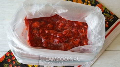 перетертая клубника с сахаром, замороженная на зиму