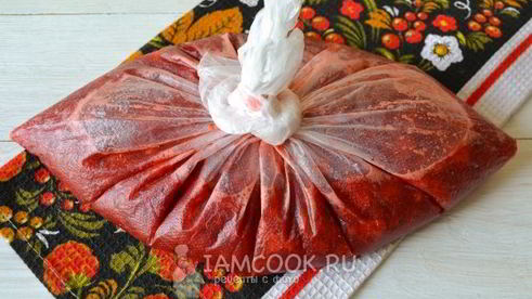 перетертая клубника с сахаром, замороженная на зиму