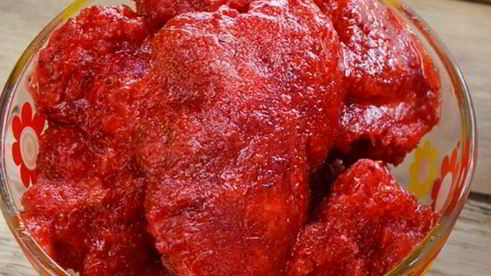 перетертая клубника с сахаром, замороженная на зиму