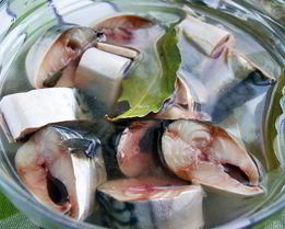 Быстрая скумбрия пряного посола по-домашнему