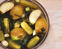 Малосольные огурцы с яблоками