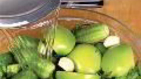 малосольные огурцы с яблоками