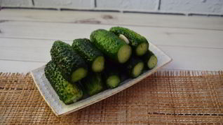 Малосольные огурцы в пакете