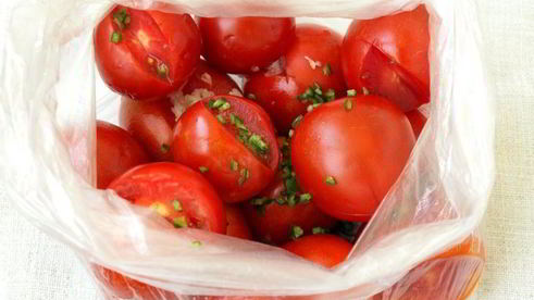 малосольные помидоры в пакете